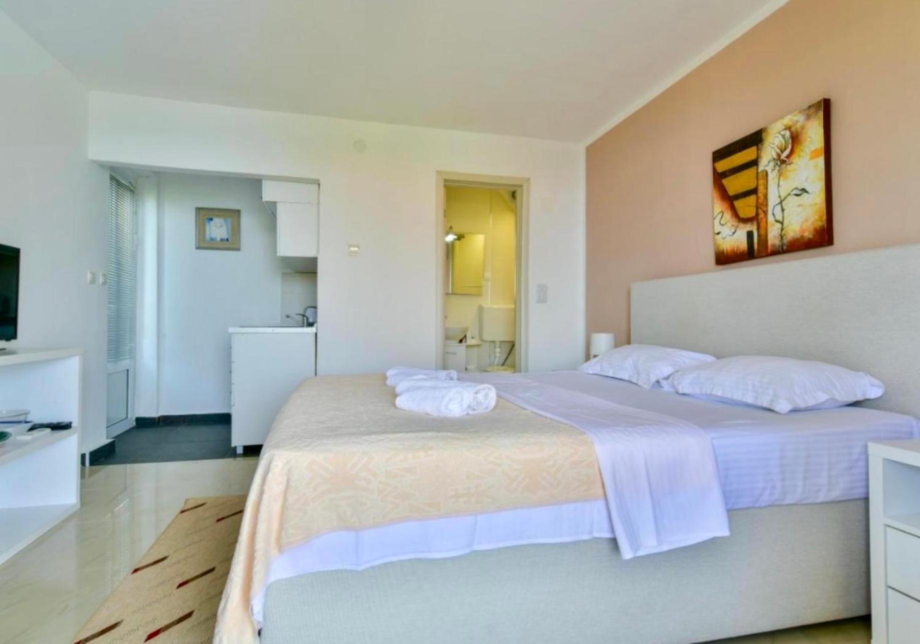 Apartments Kentera Lux Свети Стефан Стая снимка